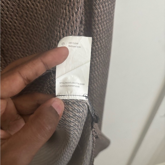 Vince Silk Blouse Brown Geometric Print High-Low Hem Minimalist Career Top 4 - Picture 3 of 6